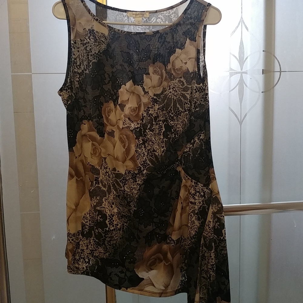 Women Floral top with unique design; a asymmetrical hem on The One Side - Picture 2 of 6